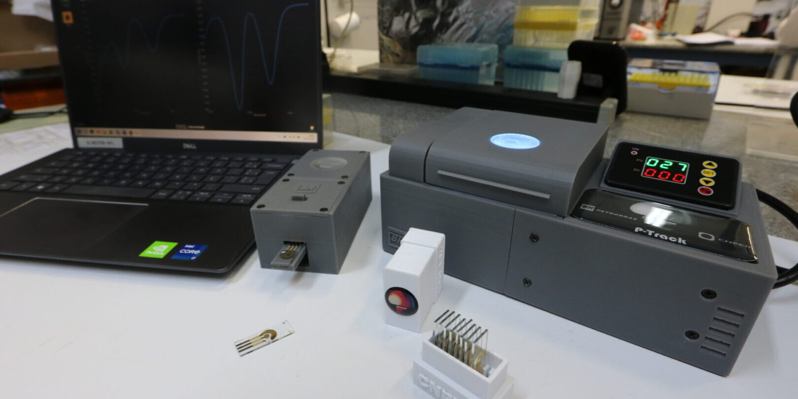 IMG_8951 O sensor faz o monitoramento de produtos inibidores de incrustação no ambiente operacional de dutos de óleo e gás.